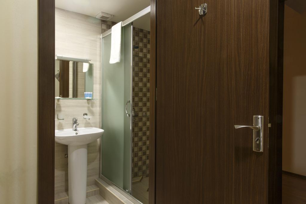 Hotel Gureli Тбилиси Екстериор снимка